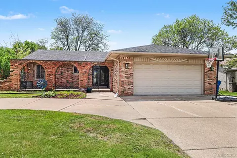 11422 Common Rd, Warren, MI 48093