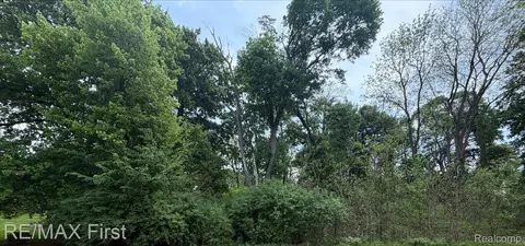 000 E Berkshire Dr, Bloomfield, MI 48301