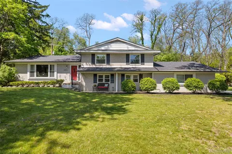 6804 Spruce Dr, Bloomfield Hills, MI 48301