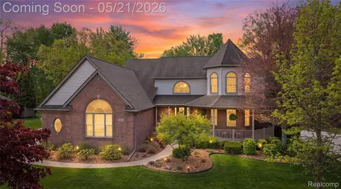 8425 Grays Dr, Grosse Ile, MI 48138