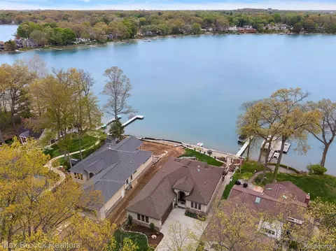 4353 Forest Ave, Waterford, MI 48328