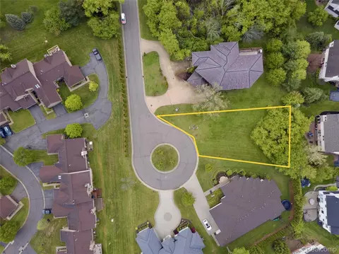 5057 Karachi St, West Bloomfield, MI 48322