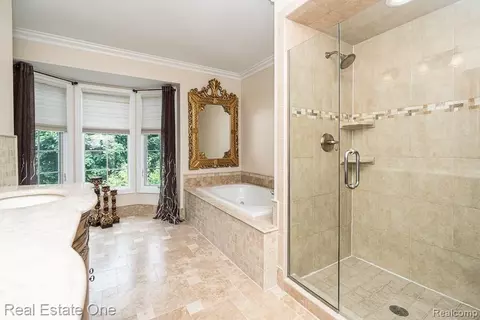 Bath - 6595 Edith Ct, Troy, MI 48085 photo 3 of 8