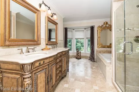 Bath - 6595 Edith Ct, Troy, MI 48085 photo 2 of 8