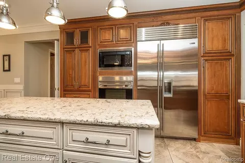 Kitchen - 6595 Edith Ct, Troy, MI 48085 photo 8 of 12