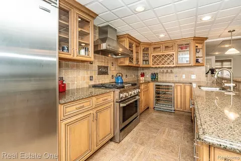 Kitchen - 6595 Edith Ct, Troy, MI 48085 photo 11 of 12