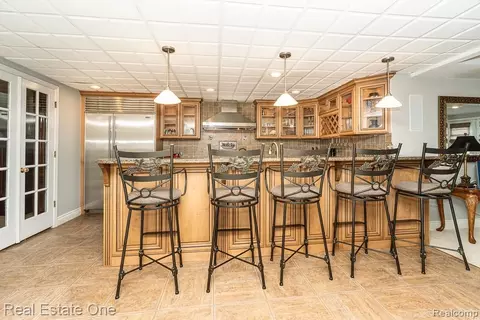 Kitchen - 6595 Edith Ct, Troy, MI 48085 photo 10 of 12