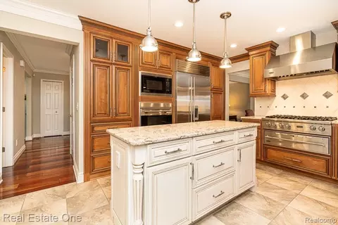Kitchen - 6595 Edith Ct, Troy, MI 48085 photo 4 of 12