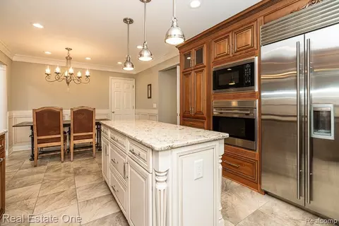Kitchen - 6595 Edith Ct, Troy, MI 48085 photo 7 of 12