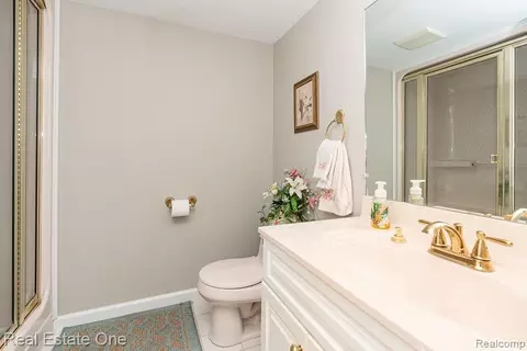 Bath - 6595 Edith Ct, Troy, MI 48085 photo 8 of 8