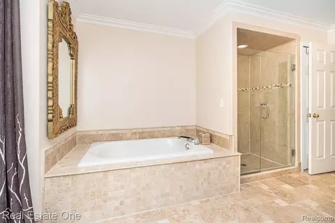 Bath - 6595 Edith Ct, Troy, MI 48085 photo 4 of 8