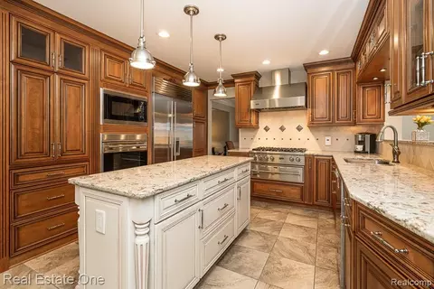 Kitchen - 6595 Edith Ct, Troy, MI 48085 photo 3 of 12