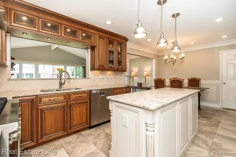 Kitchen - 6595 Edith Ct, Troy, MI 48085 photo 5 of 12