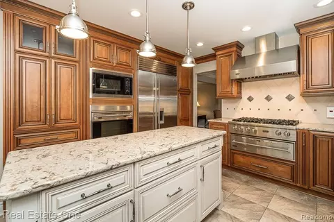Kitchen - 6595 Edith Ct, Troy, MI 48085 photo 9 of 12