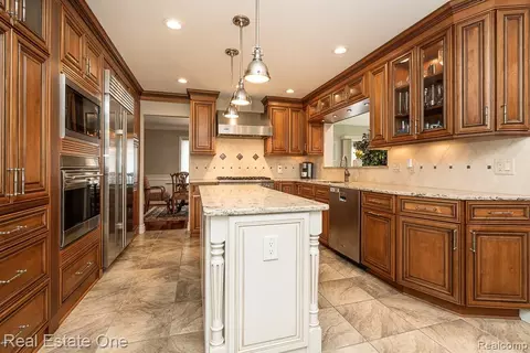 Kitchen - 6595 Edith Ct, Troy, MI 48085 photo 2 of 12