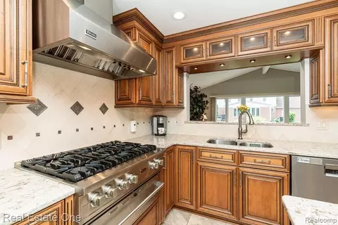 Kitchen - 6595 Edith Ct, Troy, MI 48085 photo 6 of 12