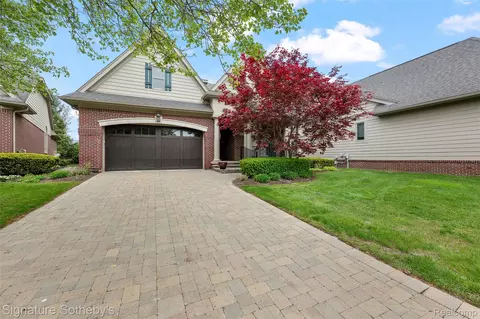 5375 Pembrooke Crossing Ct, West Bloomfield, MI 48322