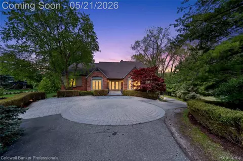 2076 Shore Hill Ct, West Bloomfield, MI 48323