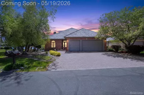 24 Chateaux Du Lac, Fenton, MI 48430
