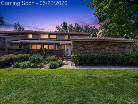 2853 Trailwood Dr, Rochester Hills, MI 48309