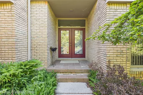 5000 Mirror Lake Ct #19, West Bloomfield, MI 48323