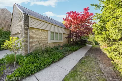 5000 Mirror Lake Ct #19, West Bloomfield, MI 48323