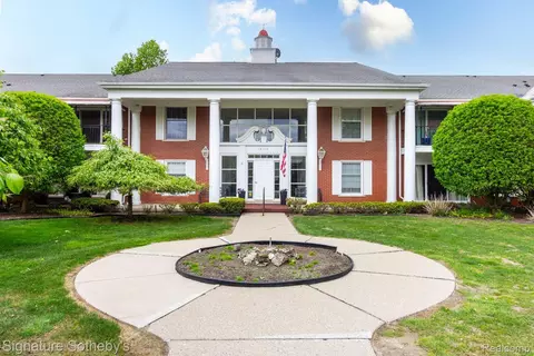 19710 W 13 Mile Rd #101, Beverly Hills, MI 48025