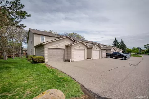 5026 Harbor Oak Dr, Waterford, MI 48329
