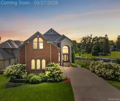 1600 Vanstone Dr, Commerce, MI 48382