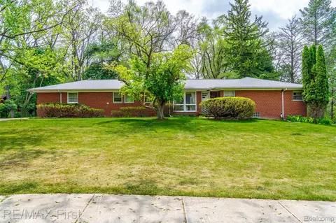 33277 W 11 Mile Rd, Farmington Hills, MI 48336
