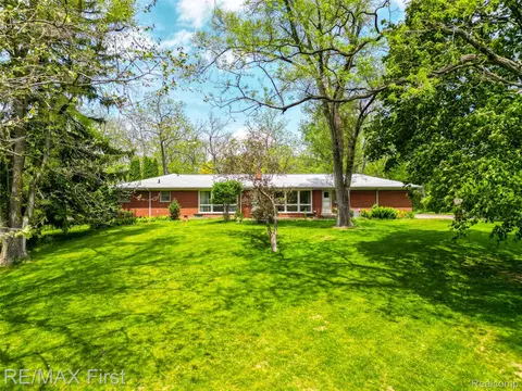 33277 W 11 Mile Rd, Farmington Hills, MI 48336