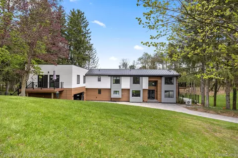 10459 Hyne Rd, Brighton, MI 48114