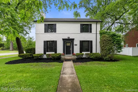 1894 Broadstone Rd, Grosse Pointe Woods, MI 48236