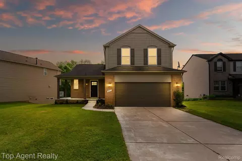 907 Deer Valley Rd, Holly, MI 48442