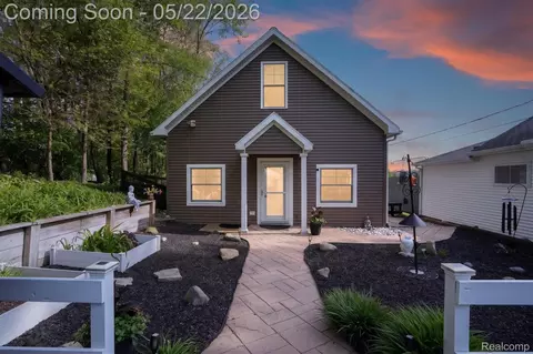 6548 Buckshore Dr, Whitmore Lake, MI 48189