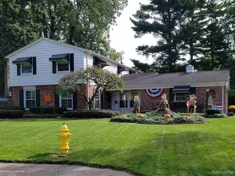 38552 Macintosh Ct, Clinton Township, MI 48036