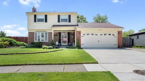 27654 Oakcrest Dr, Brownstown, MI 48183