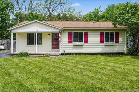 606 Hickory St, Fenton, MI 48430