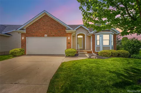1171 Creekside Ct, Burton, MI 48509