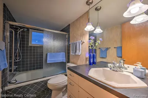 Bath - 3453 Ormond Rd, White Lake, MI 48383 photo 1 of 2