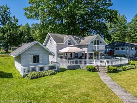Exterior - 1379 Sioux St, Gladwin, MI 48624 photo 6 of 15