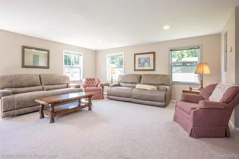 Living - 1379 Sioux St, Gladwin, MI 48624 photo 2 of 5