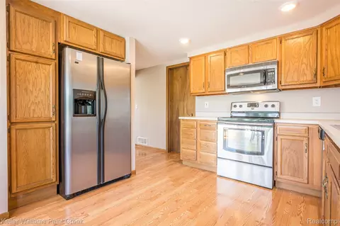 Kitchen - 1379 Sioux St, Gladwin, MI 48624 photo 3 of 4