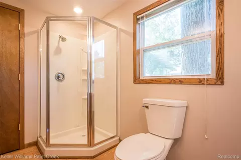 Bath - 1379 Sioux St, Gladwin, MI 48624 photo 2 of 4
