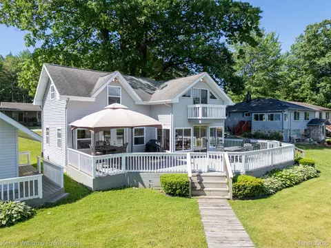1379 Sioux St, Gladwin, MI 48624