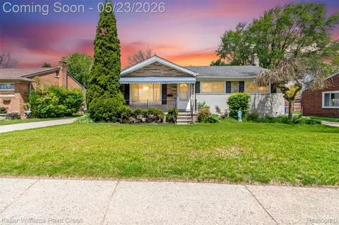 31395 Lyons Cir W, Warren, MI 48092