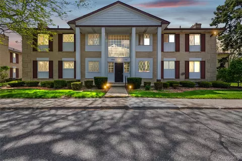 29296 Gloede Dr, Warren, MI 48088