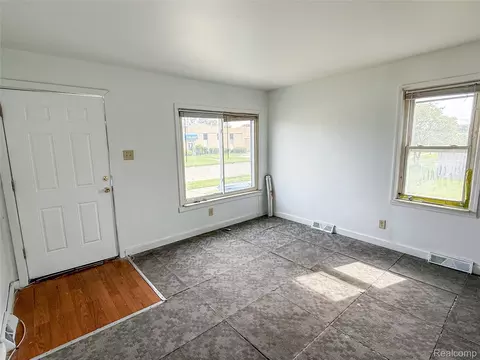 2266 John B Ave, Warren, MI 48091 photo 4