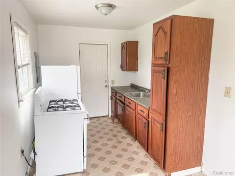 2266 John B Ave, Warren, MI 48091 photo 5