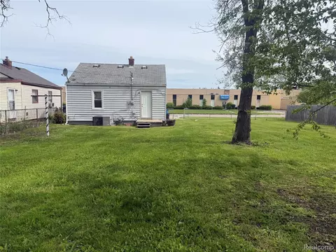 2266 John B Ave, Warren, MI 48091 photo 2